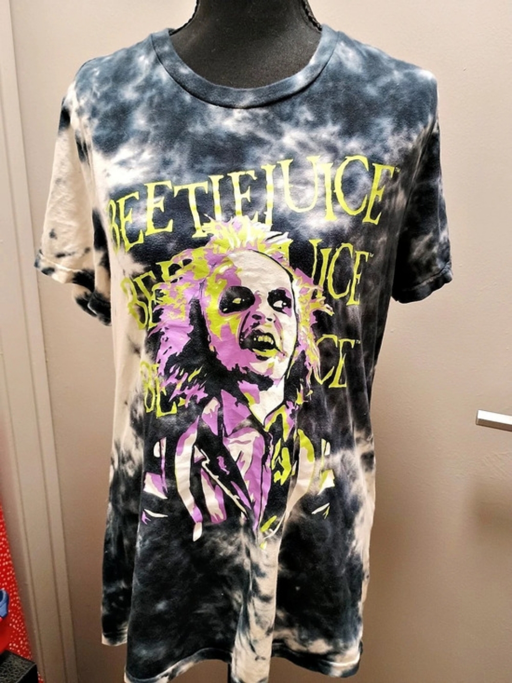Hot Topic Beetlejuice Tie-Dye Slashed Back Girls T-Shirt Graphic Tee